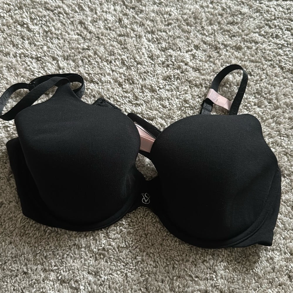 Victoria’s Secret rhinestone logo T-shirt bra. Size 36C